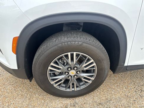 Used 2024 Chevrolet Traverse LT w/ Trailering Package AWD/4WD image 12