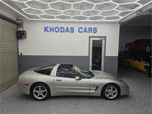 Used 2004 Chevrolet Corvette Coupe w/ Preferred Equipment Group RWD image 17