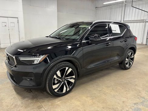 Used 2023 Volvo XC40 B5 Plus w/ Driver Assist Package AWD/4WD image 3