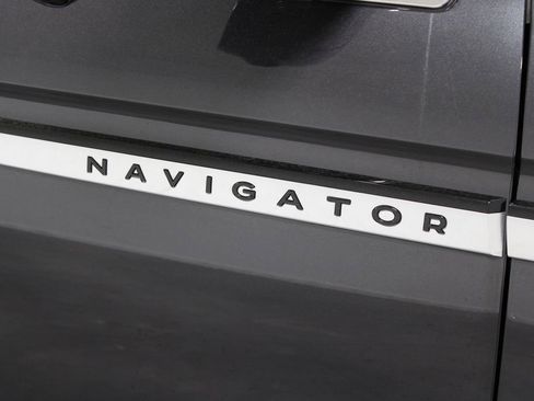 Used 2025 Lincoln Navigator Reserve AWD/4WD image 12