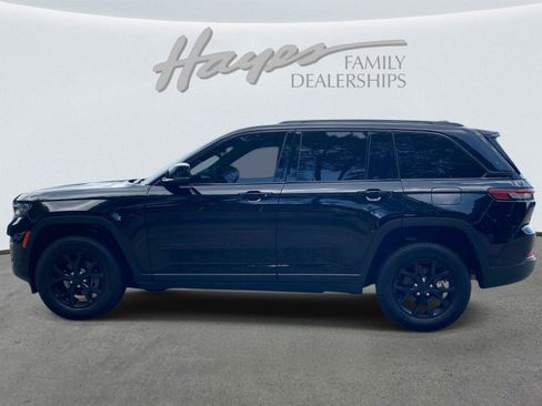 Used 2024 Jeep Grand Cherokee Altitude RWD image 8
