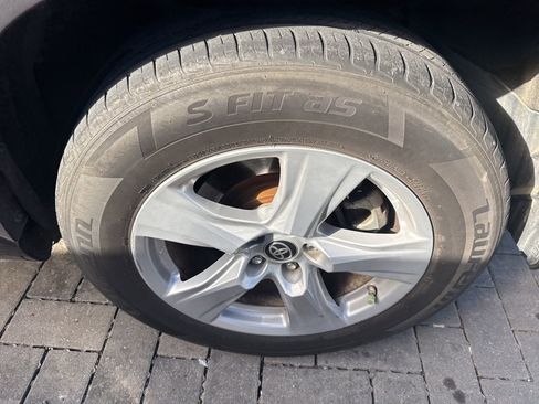 Used 2021 Toyota Highlander L image 12