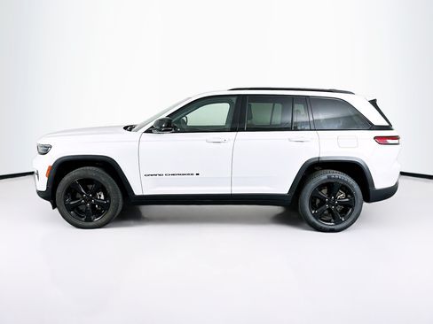 Used 2023 Jeep Grand Cherokee Altitude RWD image 4