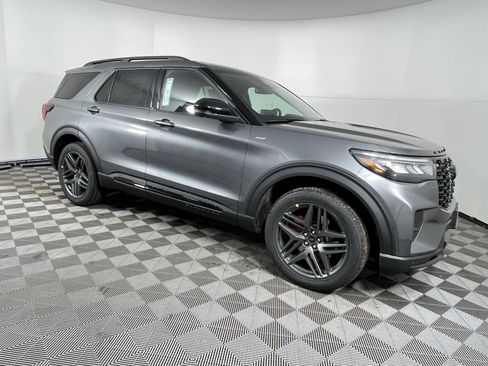 New 2026 Ford Explorer ST-Line w/ ST-Line Street Pack image 7