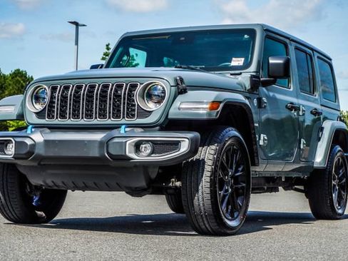 Used 2024 Jeep Wrangler Unlimited Sahara AWD/4WD image 9