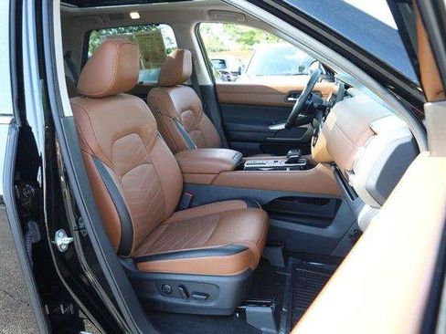 Certified 2025 Nissan Pathfinder Platinum FWD image 31