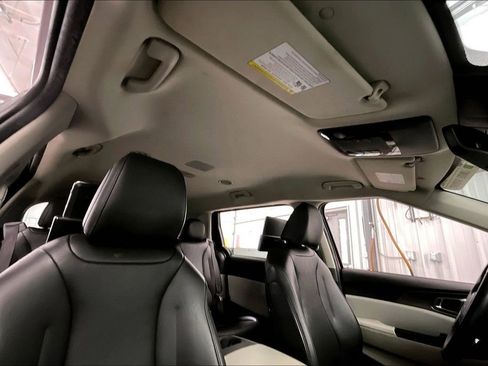 Used 2022 Kia Carnival LX w/ Paint Protection Package FWD image 22