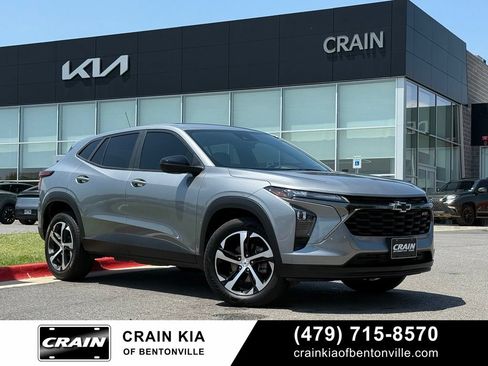 Used 2025 Chevrolet Trax RS FWD image 1