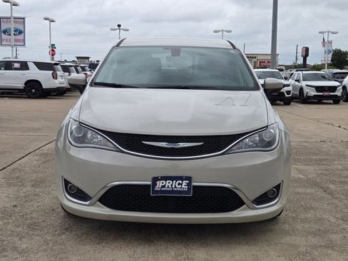 Used 2017 Chrysler Pacifica Touring Plus w/ Tire & Wheel Group FWD image 2
