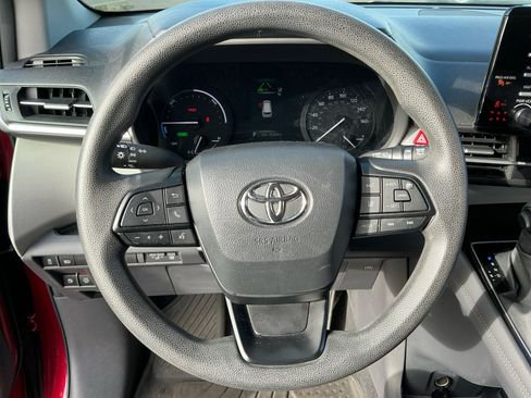 Certified 2023 Toyota Sienna LE image 9