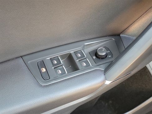 Used 2018 Volkswagen Tiguan SEL image 31