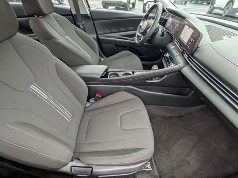 Used 2025 Hyundai Elantra SEL image 25