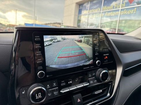 Used 2022 Toyota Highlander XLE AWD/4WD image 19