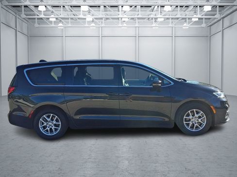 Used 2023 Chrysler Pacifica Touring-L FWD image 6