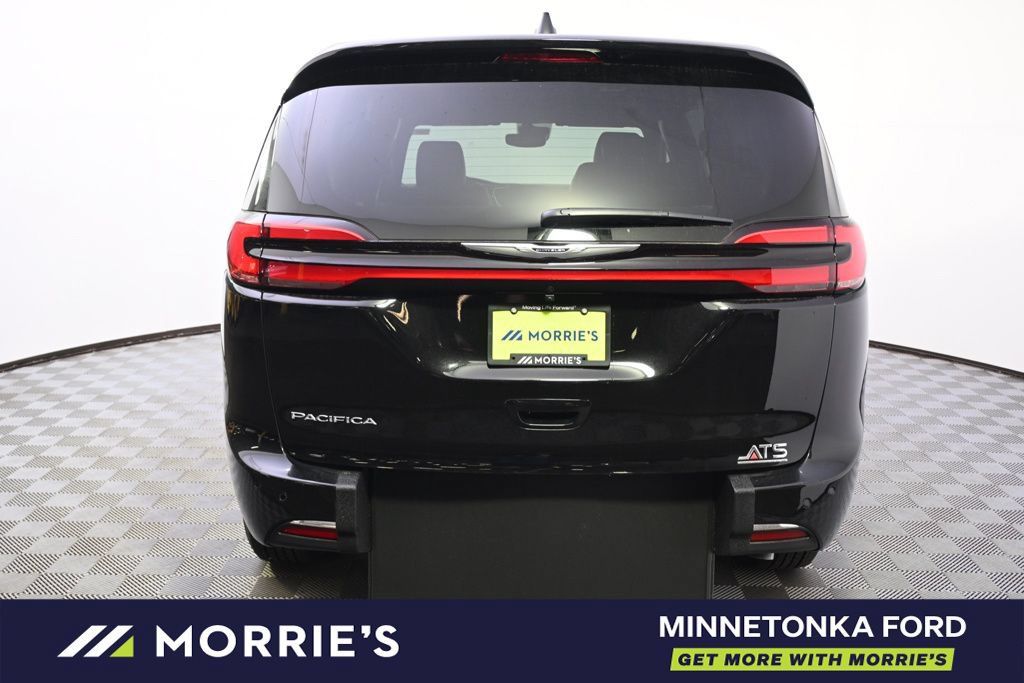 Used 2026 Chrysler Pacifica Select FWD image 6