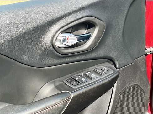 Used 2020 Jeep Cherokee Trailhawk w/ Comfort/Convenience Group image 18