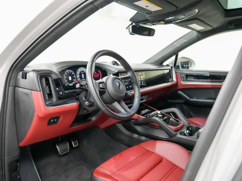 Used 2025 Porsche Cayenne Turbo AWD/4WD image 4