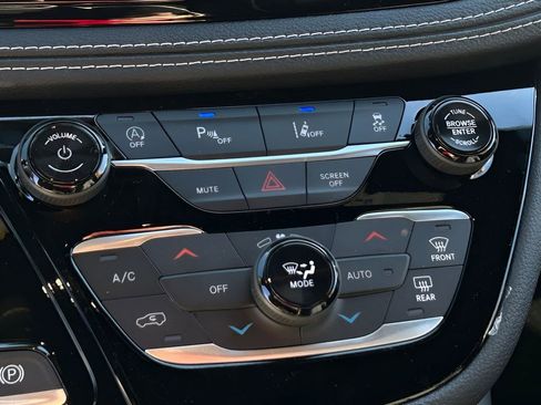 New 2026 Chrysler Pacifica Limited w/ Uconnect Theater Family Group image 23