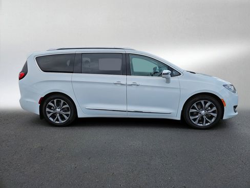 Used 2017 Chrysler Pacifica Limited image 8