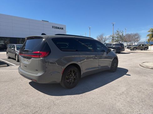 Used 2023 Chrysler Pacifica Touring-L w/ S Appearance Package image 5