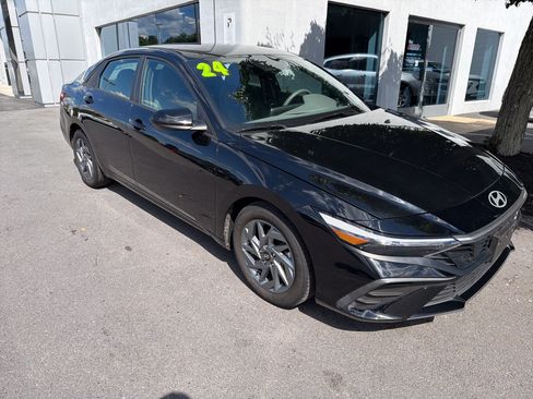Used 2024 Hyundai Elantra SEL FWD image 1