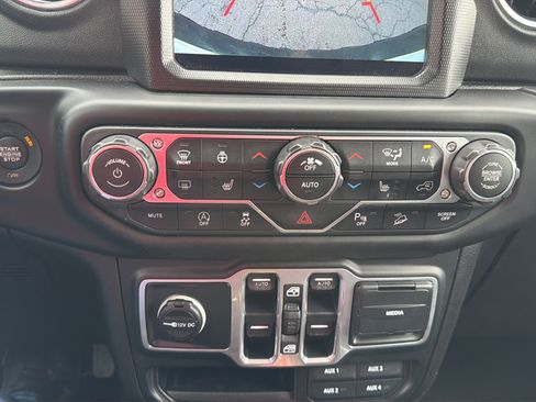 Used 2018 Jeep Wrangler Unlimited Sahara w/ Dual Top Group AWD/4WD image 17