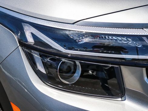 Used 2025 Kia Seltos EX FWD image 4