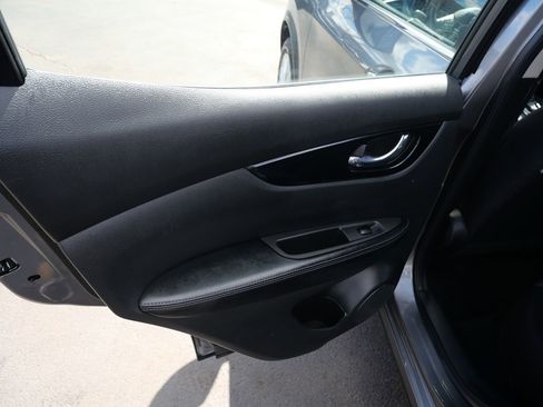 Used 2021 Nissan Rogue Sport SV image 19