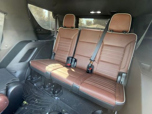 Used 2023 GMC Yukon Denali Ultimate AWD/4WD image 9