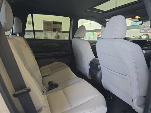 Used 2025 Honda Passport EX-L image 11