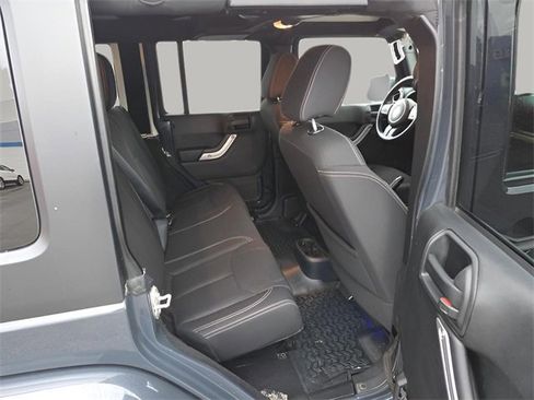 Used 2016 Jeep Wrangler Unlimited Sahara w/ Connectivity Group image 10