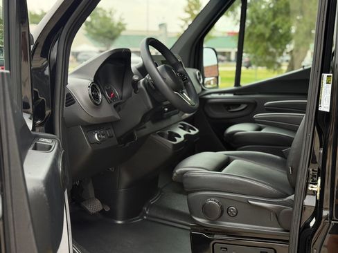 Used 2023 Mercedes-Benz Sprinter 2500 image 9