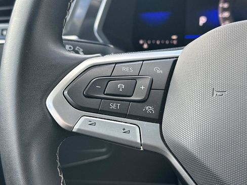 Used 2023 Volkswagen Tiguan SE w/ Panoramic Sunroof Package image 18