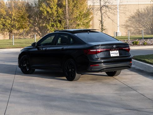Used 2025 Volkswagen Jetta SE w/ Sunroof Package image 3