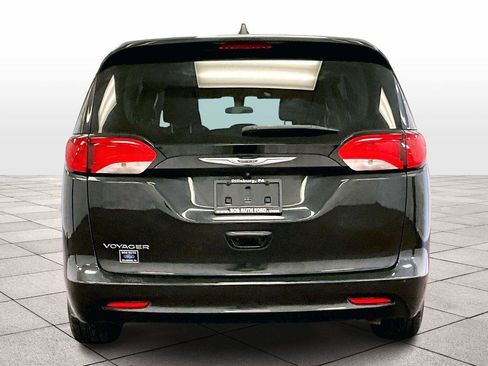Used 2022 Chrysler Voyager LX image 4