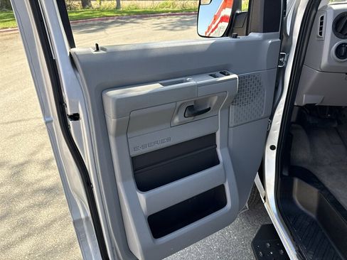 Used 2011 Ford E-350 and Econoline 350 XLT image 29