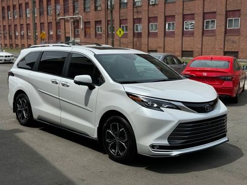 Used 2025 Toyota Sienna Platinum AWD/4WD image 15