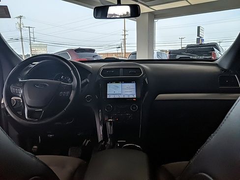 Used 2017 Ford Explorer XLT w/ Equipment Group 202A image 15