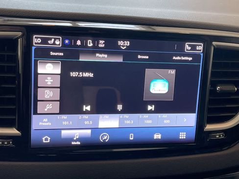 Used 2023 Chrysler Pacifica Touring-L FWD image 16