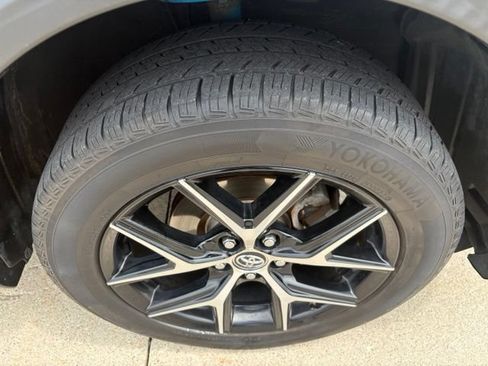 Used 2018 Toyota RAV4 SE w/ All Weather Liner Package AWD/4WD image 21