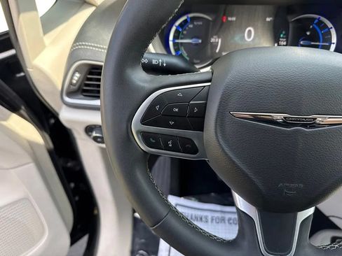 Used 2023 Chrysler Pacifica Touring-L FWD image 17