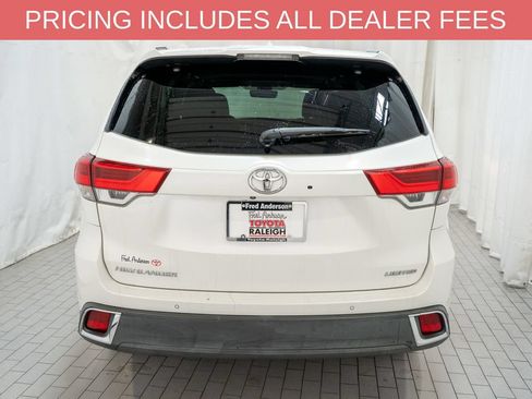 Used 2019 Toyota Highlander Limited FWD image 4