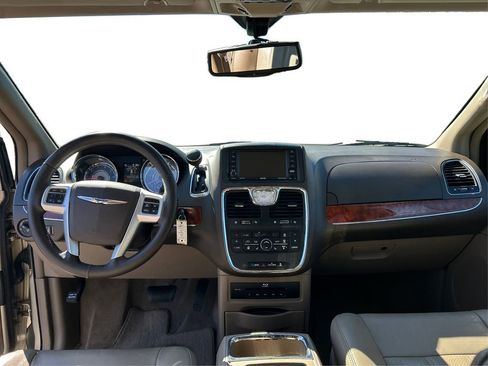 Used 2016 Chrysler Town & Country Touring-L image 28