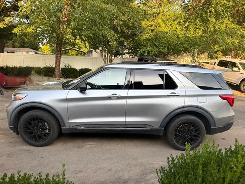 Used 2020 Ford Explorer XLT w/ Equipment Group 202A AWD/4WD image 3