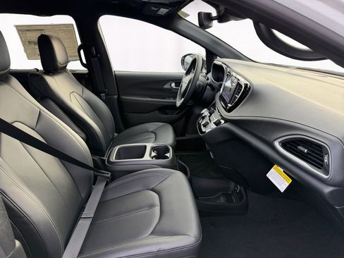 New 2026 Chrysler Pacifica Select image 15