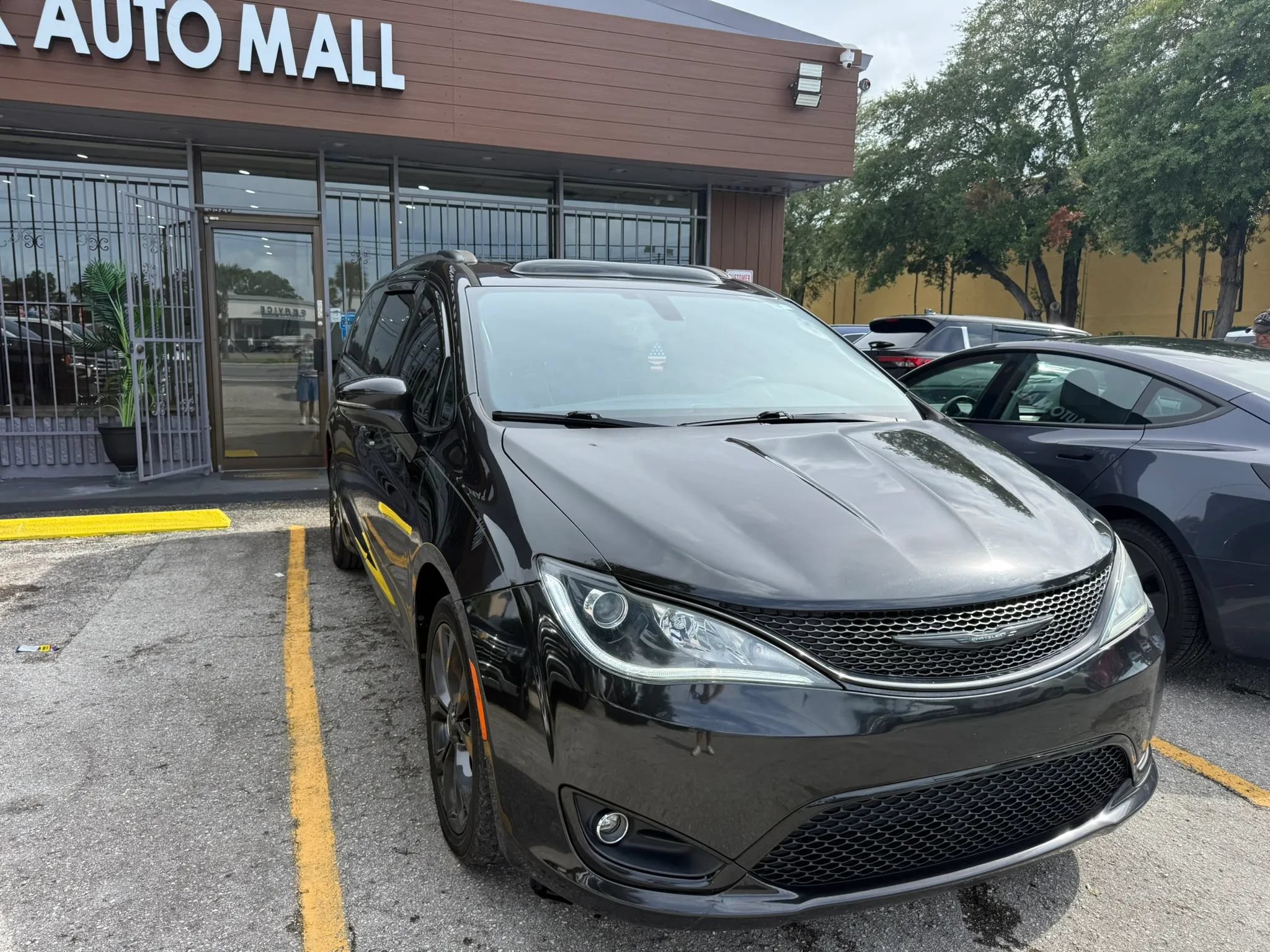 Used 2019 Chrysler Pacifica Limited w/ S Appearance Package FWD image 3