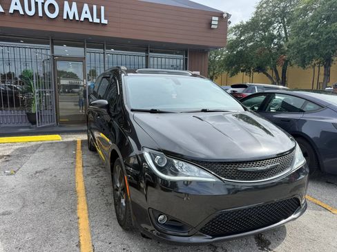 Used 2019 Chrysler Pacifica Limited w/ S Appearance Package FWD image 3