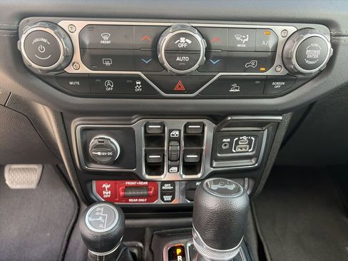 Used 2025 Jeep Wrangler Unlimited Rubicon image 24