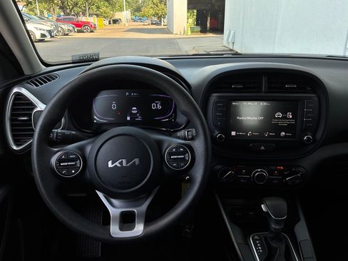 Used 2025 Kia Soul LX w/ LX Technology Package FWD image 12