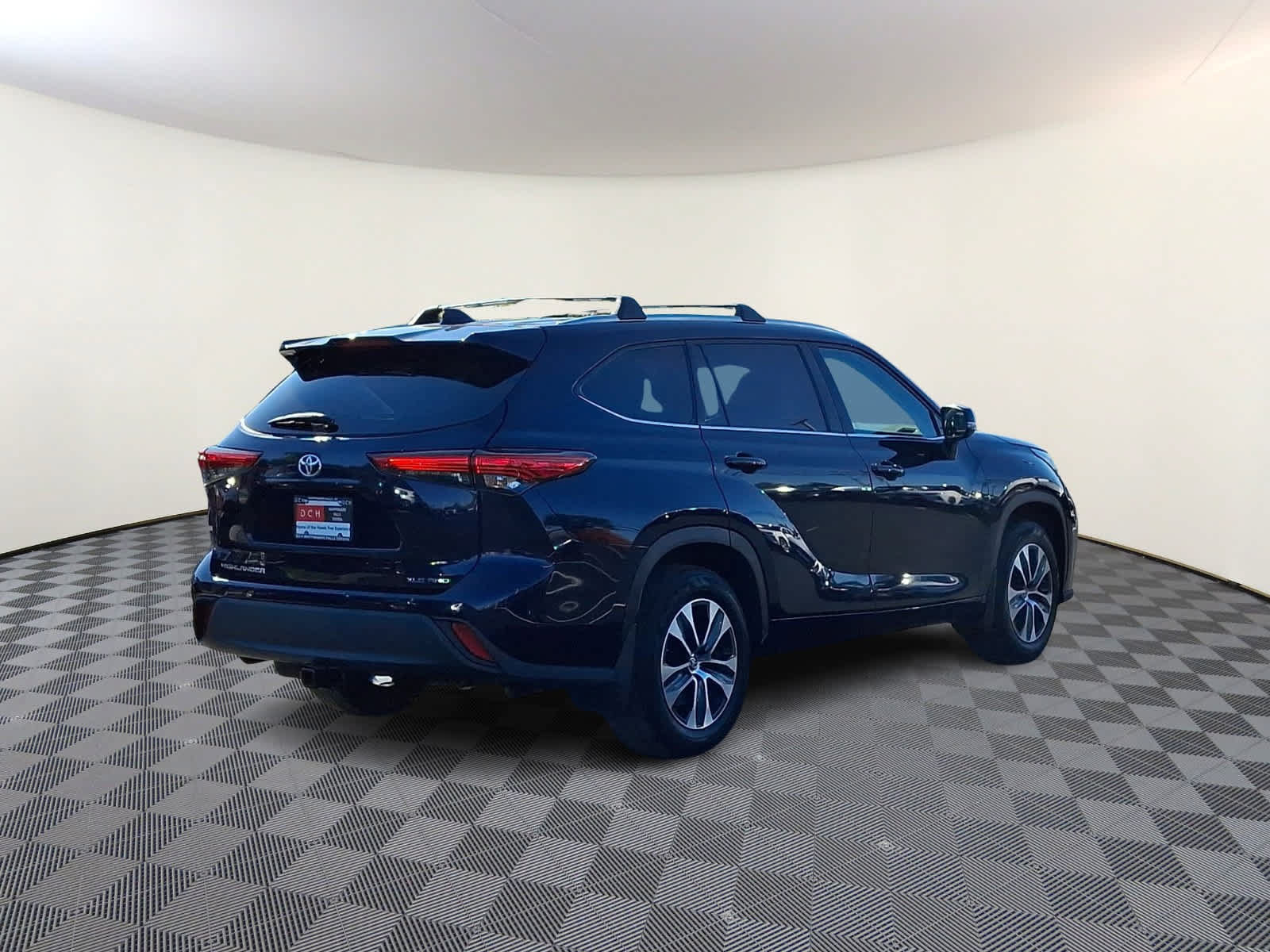 Certified 2021 Toyota Highlander XLE AWD/4WD image 5